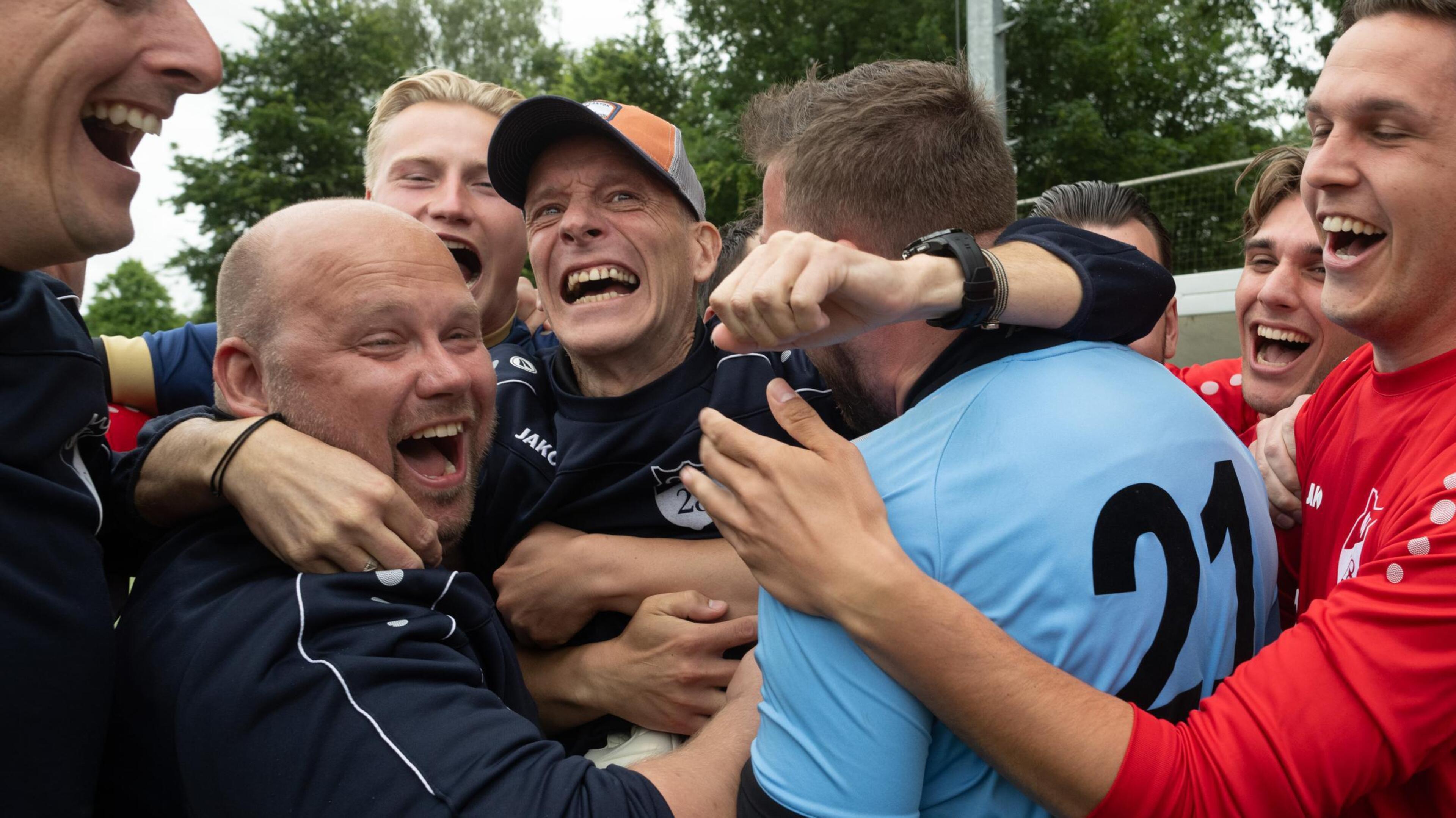 Tranen vloeien bij GSV’28 na promotie en bij afscheid van trainer Bart Meulenberg, SHH degradeert na